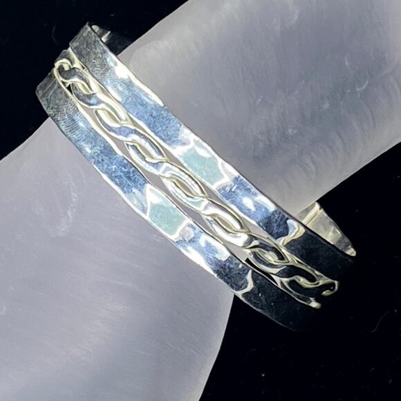 Hand hammered sterling 925 Round and Ribbon twist center cuff JR8973